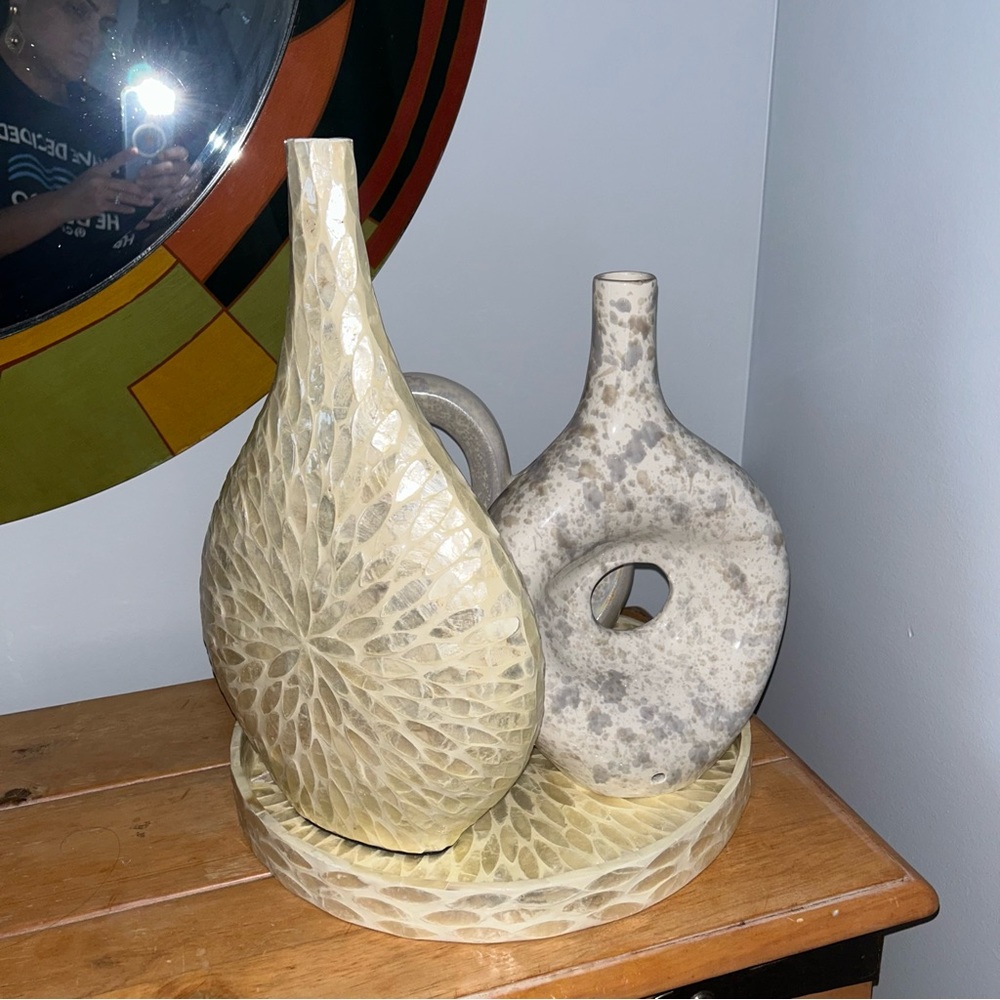 Fancy Vases Natural Color Nacar Set 4Pc
Excellent Condition - Picture 5 of 8